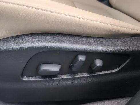 Used 2024 Cadillac XT4 Luxury w/ Cold Weather Package FWD image 11