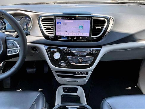 Used 2024 Chrysler Pacifica Touring-L FWD image 12