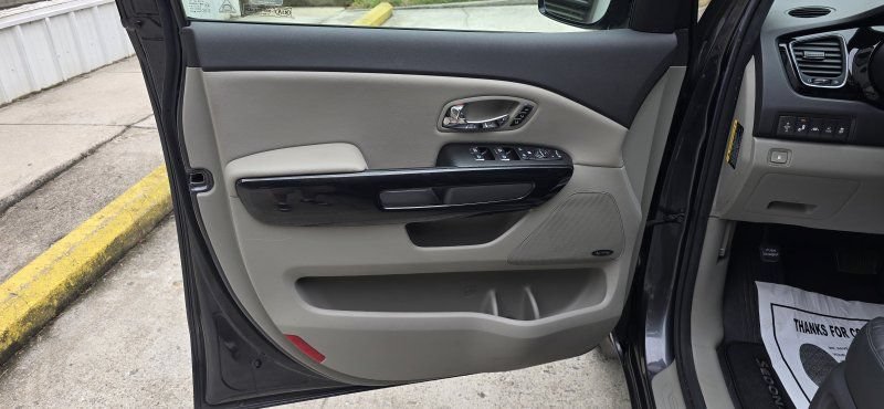 Used 2017 Kia Sedona SX FWD image 14