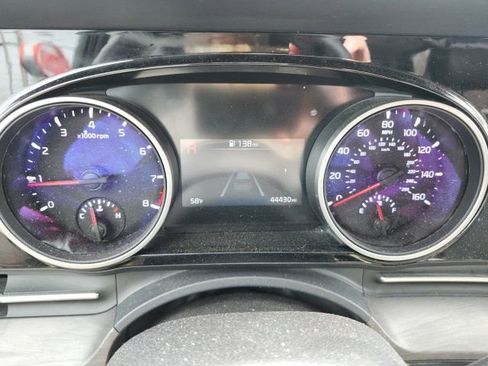 Used 2024 Kia Carnival EX image 8