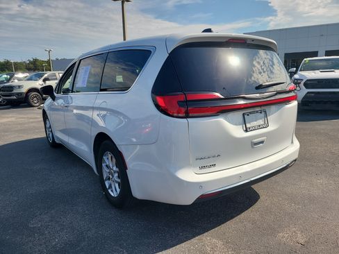 Used 2023 Chrysler Pacifica Touring-L FWD image 6
