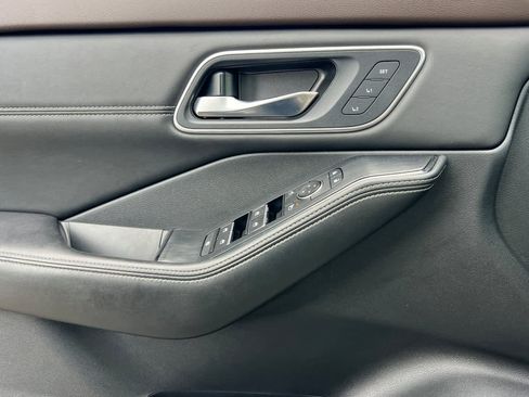 Used 2021 Nissan Rogue SL w/ Premium Package image 13