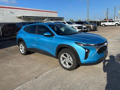 Used 2025 Chevrolet Trax LS w/ LS Convenience Package FWD image 3