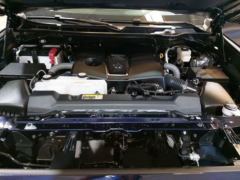 Used 2025 Toyota Tundra Limited AWD/4WD image 32