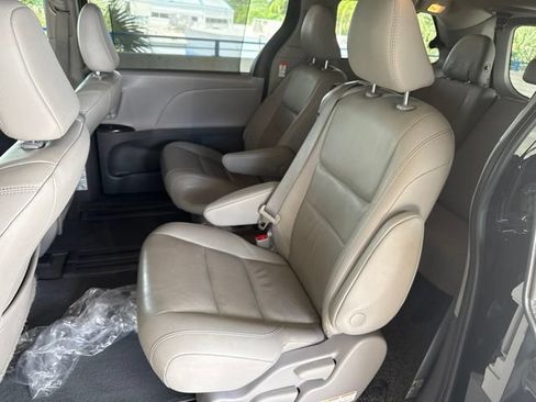 Used 2020 Toyota Sienna XLE w/ Carpet Mat Package FWD image 3