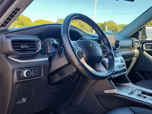 Used 2022 Ford Explorer XLT w/ Equipment Group 202A image 9