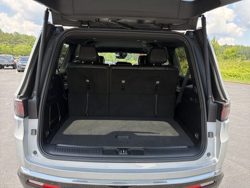 Used 2024 Jeep Wagoneer Series II w/ Flexible Seating Group AWD/4WD image 19