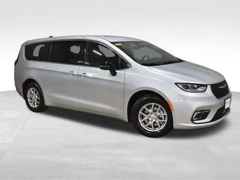 New 2026 Chrysler Pacifica Select FWD image 4