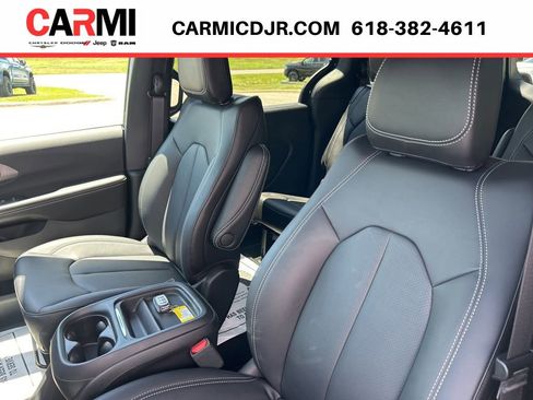 New 2027 Chrysler Pacifica Select FWD image 7