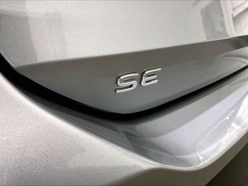 Used 2025 Volkswagen Tiguan SE w/ Panoramic Sunroof Package image 11