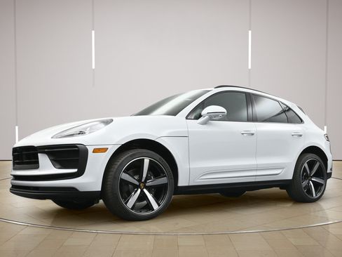 Certified 2026 Porsche Macan AWD/4WD image 31