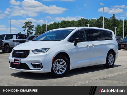 Used 2025 Chrysler Pacifica Select
