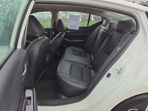 Used 2024 Nissan Altima 2.5 SR FWD image 9