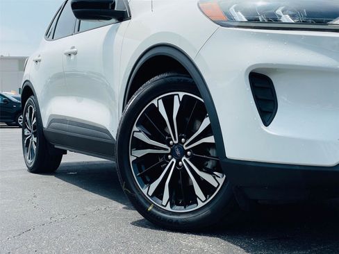 Used 2021 Ford Escape SE w/ SE Sport Appearance Package FWD image 2