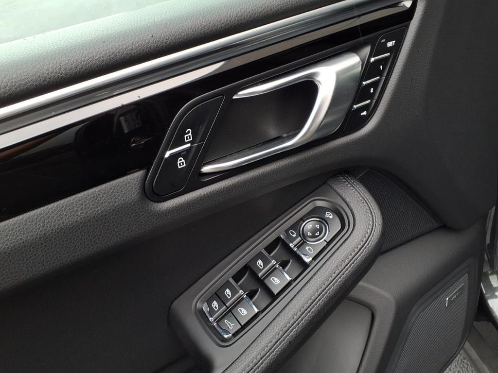 Used 2022 Porsche Macan AWD/4WD image 9