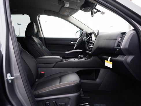 New 2025 Nissan Pathfinder SL image 11
