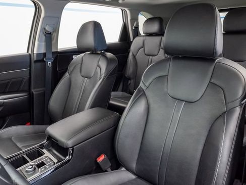 Used 2025 Kia Sorento SX FWD image 11