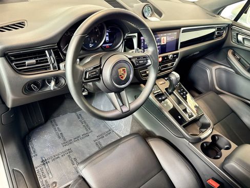 Used 2025 Porsche Macan image 4