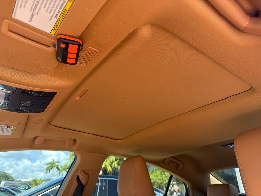 Used 2025 Lexus ES 350 w/ Premium Package FWD image 5