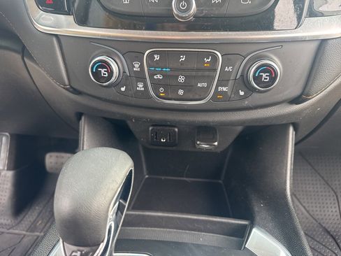 Used 2021 Chevrolet Traverse LT image 13