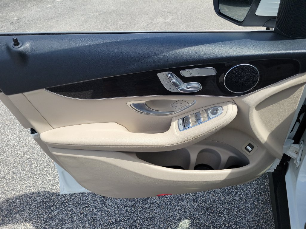 Used 2020 Mercedes-Benz GLC 300 4MATIC image 11