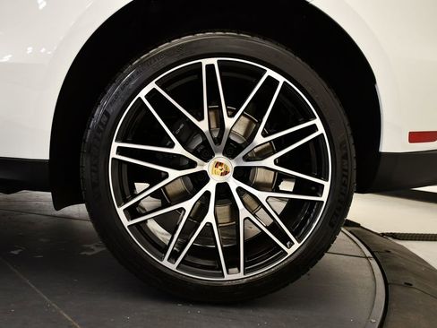 Certified 2026 Porsche Macan AWD/4WD image 17