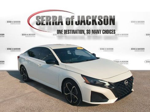 Used 2023 Nissan Altima 2.5 SR FWD image 2