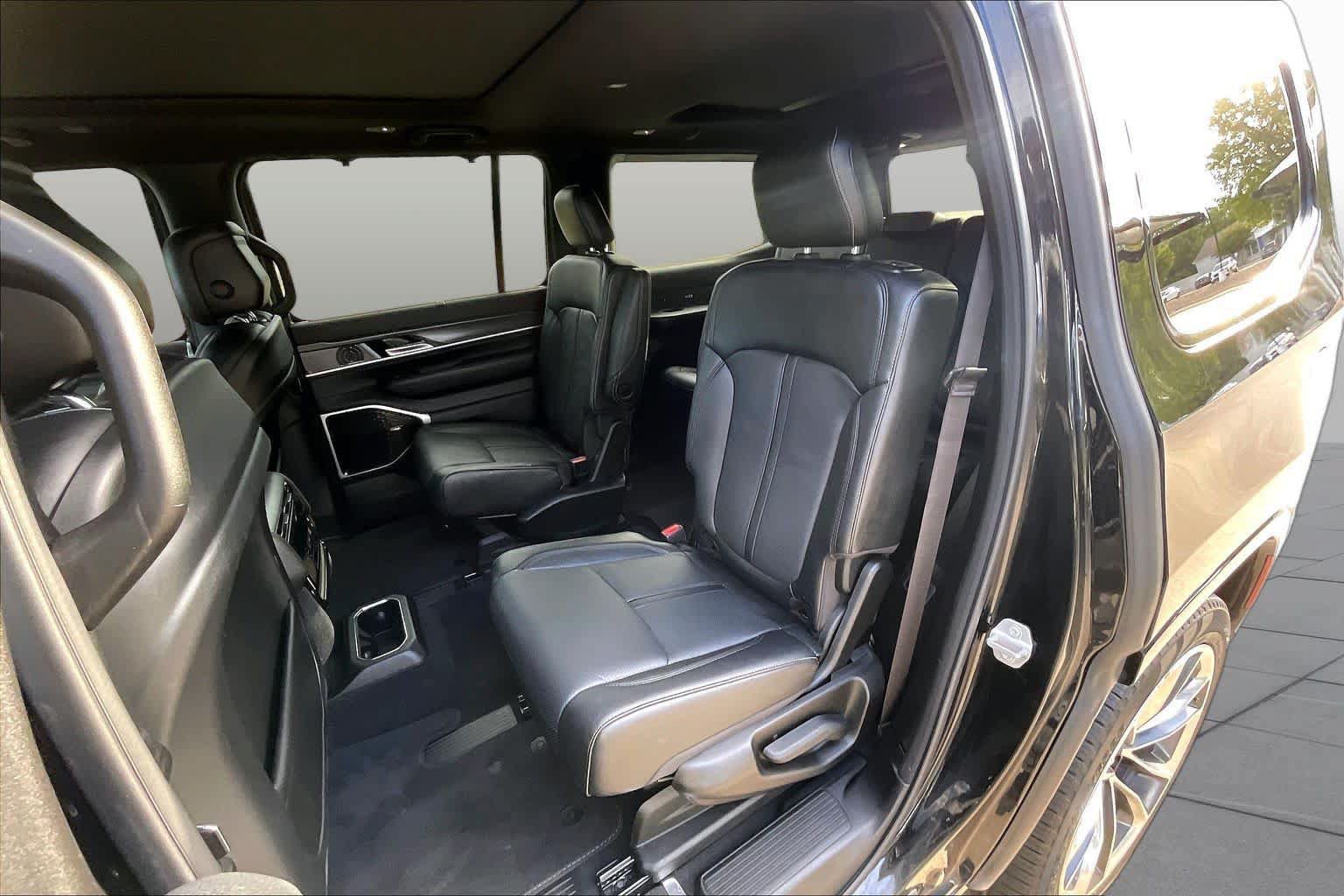 Used 2023 Jeep Wagoneer Series III w/ Premium Group I AWD/4WD image 21