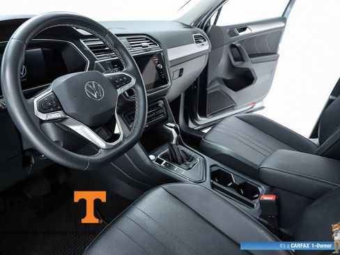 Used 2023 Volkswagen Tiguan SE w/ Panoramic Sunroof Package FWD image 19