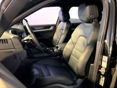Used 2025 Porsche Cayenne image 5