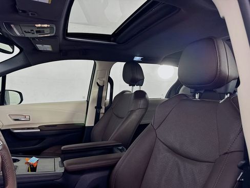 Used 2022 Toyota Sienna Platinum image 37