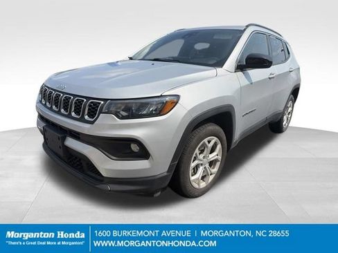 Used 2024 Jeep Compass Latitude AWD/4WD image 3