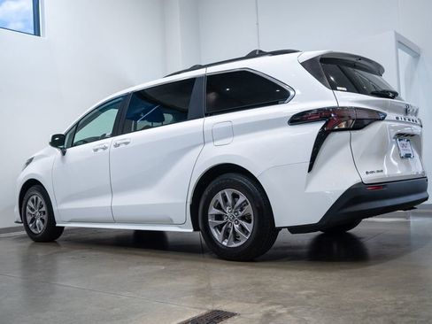 Used 2025 Toyota Sienna LE AWD/4WD image 7