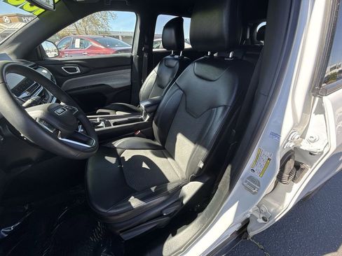 Used 2023 Jeep Compass Latitude image 10