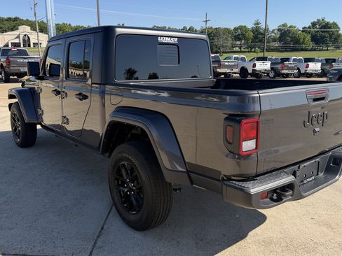 Used 2023 Jeep Gladiator Sport AWD/4WD image 5
