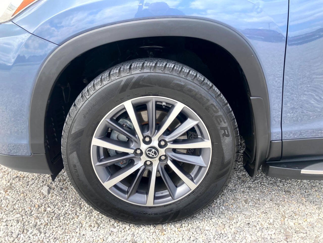 Used 2019 Toyota Highlander XLE FWD image 27