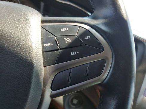Used 2020 Jeep Cherokee Latitude Plus w/ Cold Weather Group AWD/4WD image 24