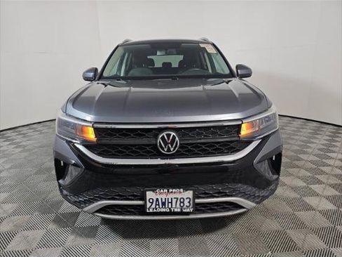 Used 2022 Volkswagen Taos SE FWD image 3