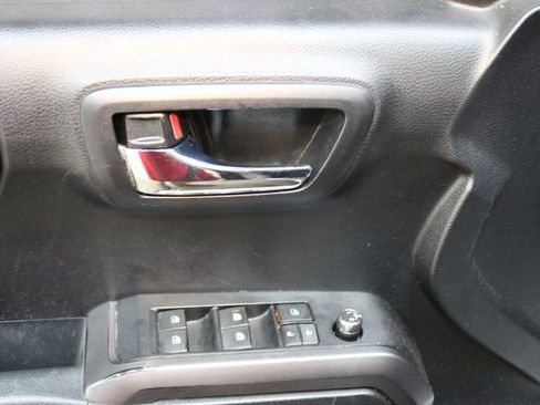 Used 2017 Toyota Tacoma TRD Sport AWD/4WD image 14