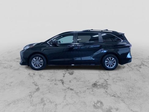 Used 2023 Toyota Sienna XLE image 6
