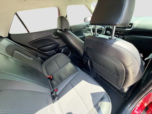 Used 2024 Hyundai Venue Limited FWD image 26