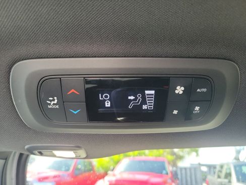 Used 2024 Chrysler Pacifica Limited w/ S Appearance Package FWD image 10