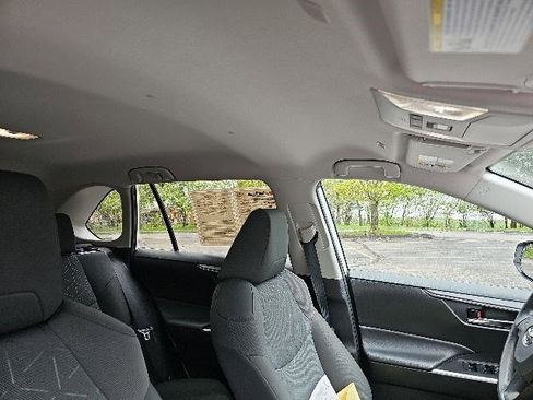 Used 2023 Toyota RAV4 XLE AWD/4WD image 12