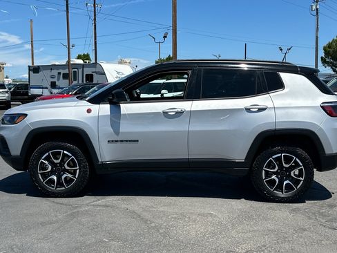 Used 2025 Jeep Compass Trailhawk AWD/4WD image 7