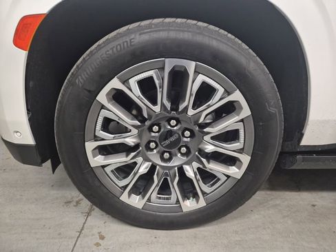 Used 2023 GMC Yukon XL Denali Ultimate image 9