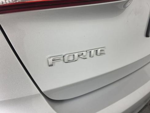 Used 2017 Kia Forte LX FWD image 11