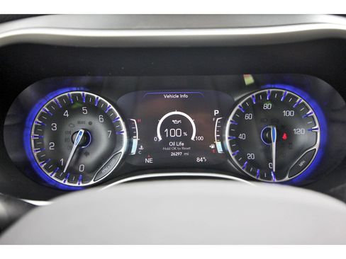 Used 2022 Chrysler Pacifica Touring-L w/ Uconnect Theater Family Group FWD image 17