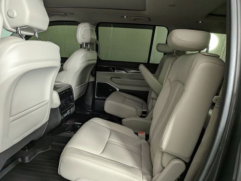 Certified 2022 Jeep Wagoneer Series II w/ Premium Group I AWD/4WD image 35