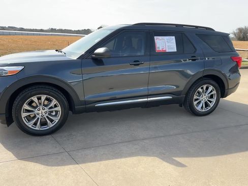 Used 2022 Ford Explorer XLT w/ Equipment Group 202A image 5