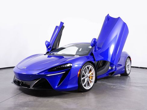 New 2025 McLaren Artura RWD image 22